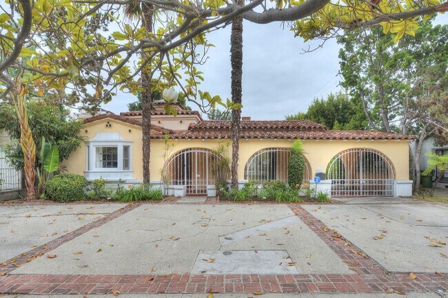 Primary Photo - 10864 Wellworth Ave
