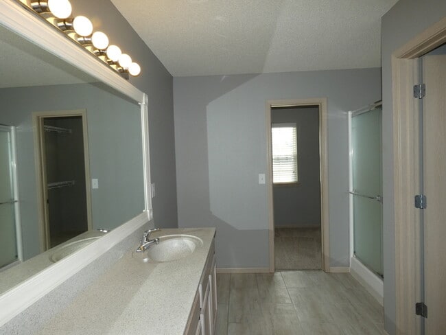 Building Photo - Renewed Townhome-4454 NE 83rd-Northland, K...