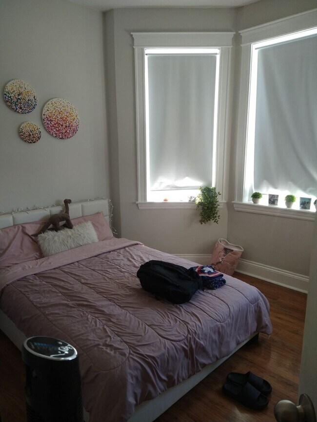 Building Photo - 9/1/25 Spacious two-level 3BR/2BA near Pac...
