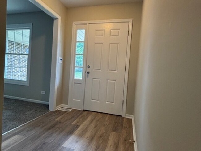 Building Photo - 654 Longview Dr