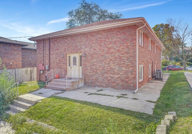 Building Photo - 2318 C St
