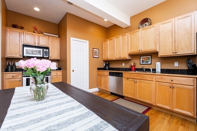 Building Photo - 224 Salem St