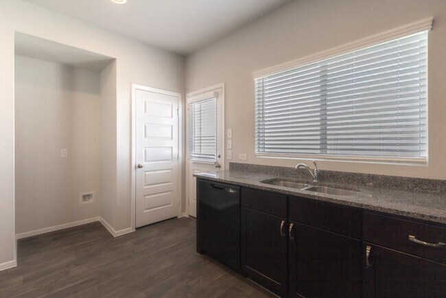 Building Photo - 234 Heritage Ml Trl