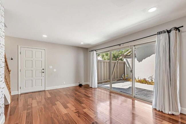 Building Photo - 8130 Park Villa Cir