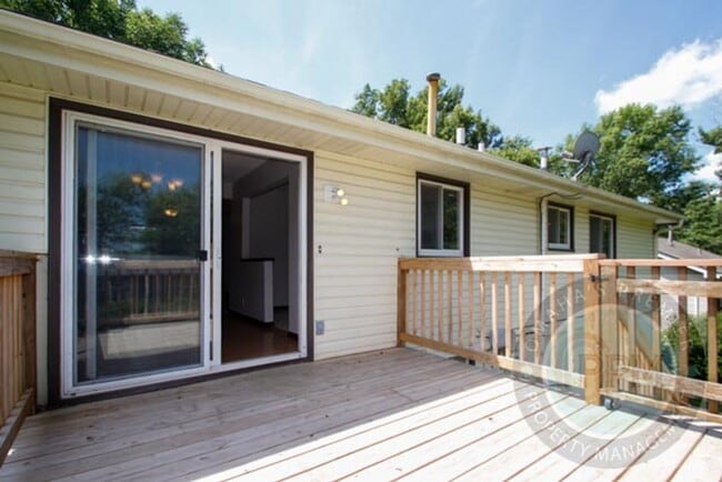 Building Photo - Discover a spacious 3Bd/2.5Ba home