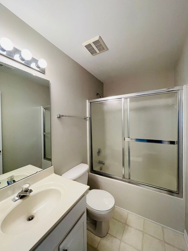 Building Photo - Charming 3 bedoom 2.5 bath town home in th...