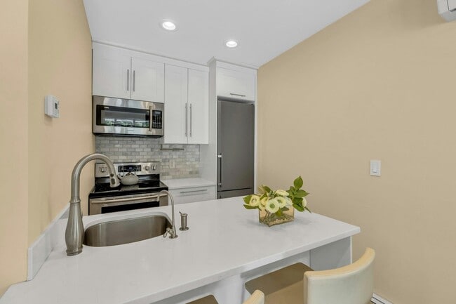 Building Photo - 14 Crossman Pl