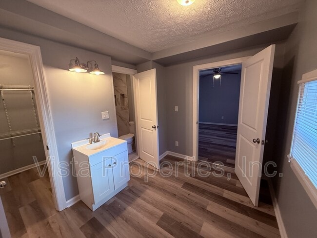 Building Photo - 538 University Ave