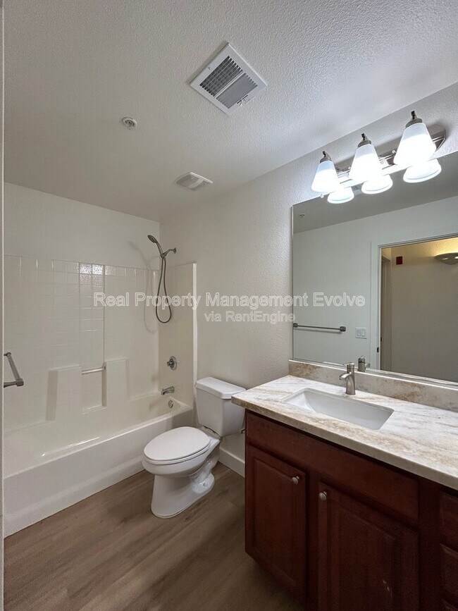 Building Photo - 920 E Devonshire Ave