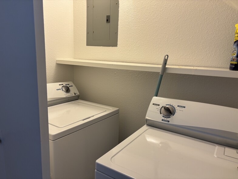 Laundry area - 1914 Harbour Dr