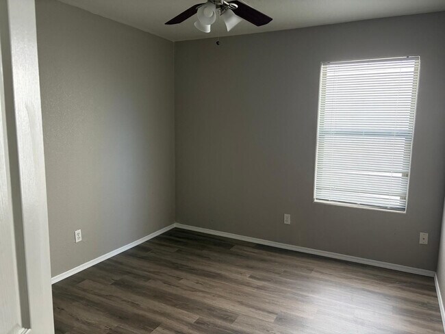 Building Photo - 847 E Desert Rose Trail