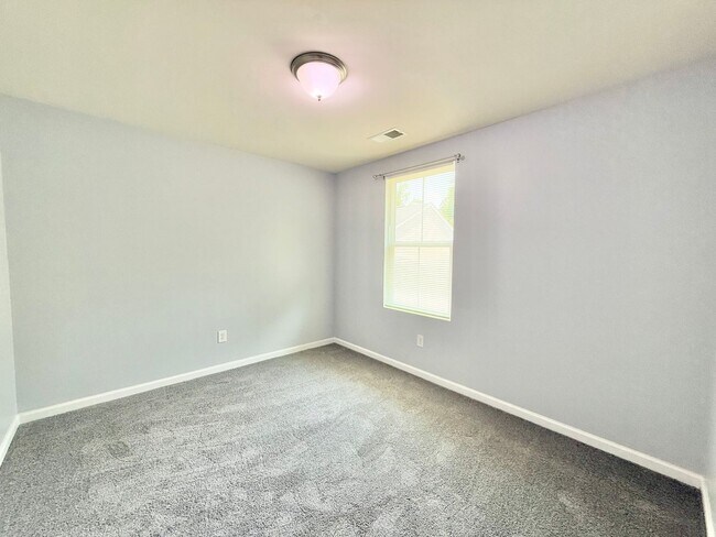Building Photo - **OFFERING RENT PROMOTION FOR FIRST 6 MONT...