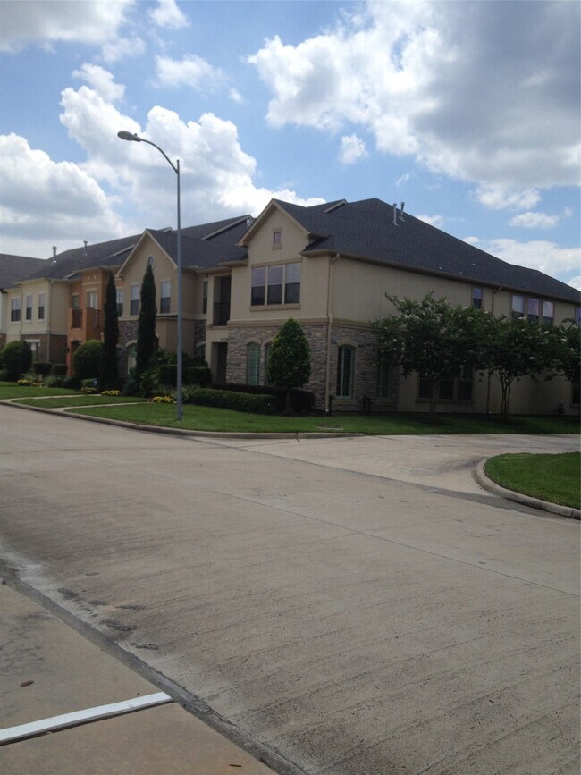 Building Photo - 2038 Palm Forest Ln