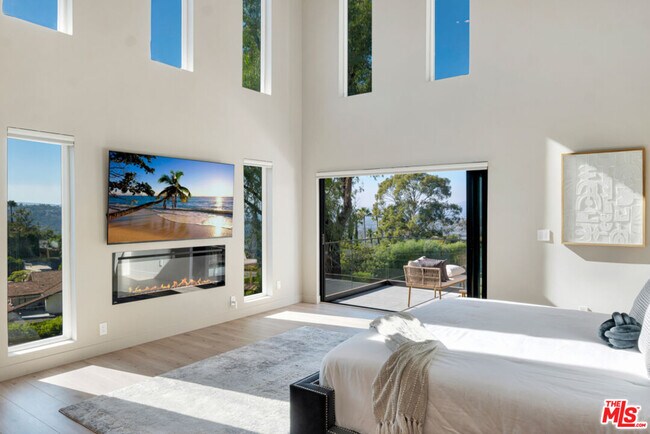 Building Photo - 7966 Mulholland Dr