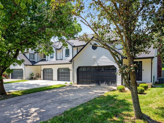 Building Photo - Updated 2 Bedroom 3 Bath townhome with ful...