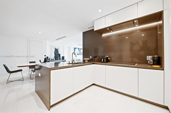 Building Photo - 300 Biscayne Blvd Way