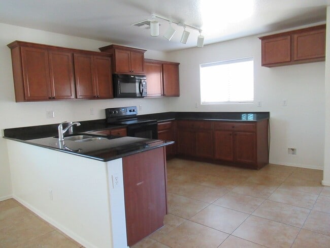 Building Photo - Spacious Home in Gated Community!