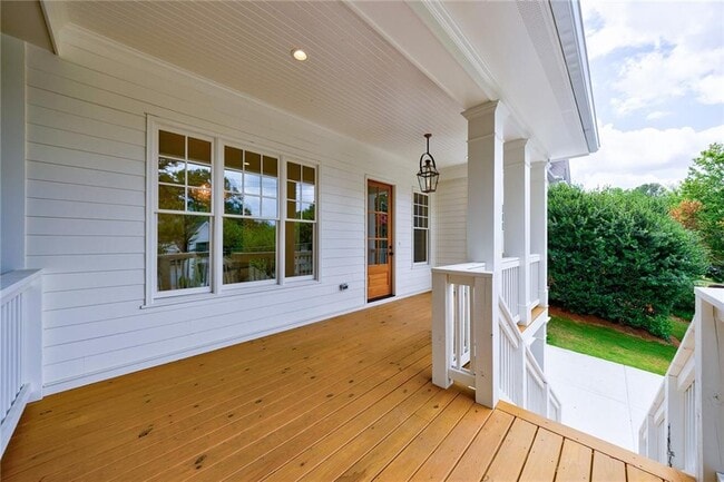 Building Photo - 2717 Skyland Dr NE
