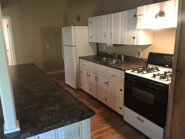 Building Photo - 208 Cherry Ln