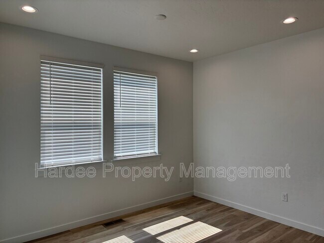 Building Photo - 1411 W Dovefield St