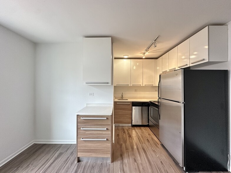 Building Photo - 925 W Carmen Ave