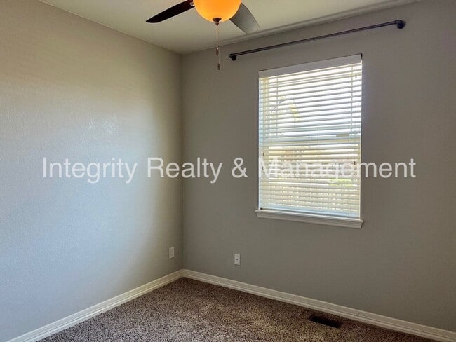 Building Photo - 6407 S Oak Hill Cir