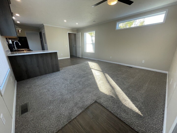 Building Photo - 38054 Versailles St