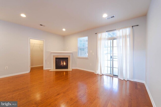 Building Photo - 4631 Carisbrooke Ln