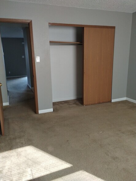 Building Photo - 303 Cedarview Ct