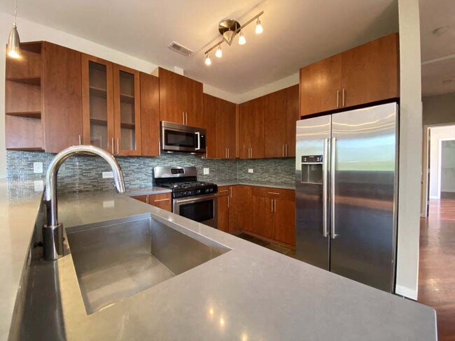 Granite countertops in the spacious kitchen - 1635 W Cortland