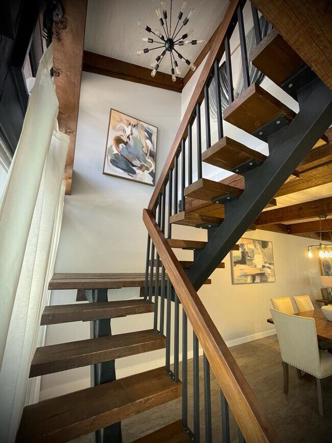 Building Photo - 605 Kensington Pl