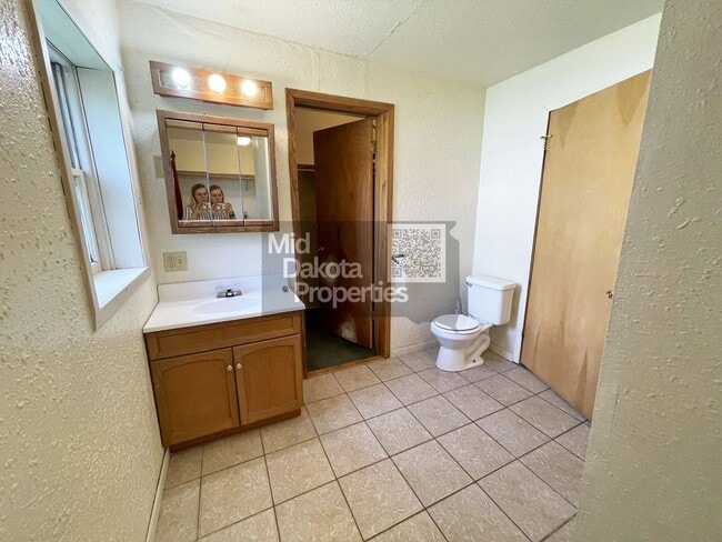 Building Photo - 509 E 1st- 3 bedroom single story house