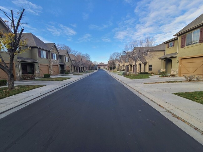 Building Photo - Three Bedroom Town Home  near Union Park Available February 1st