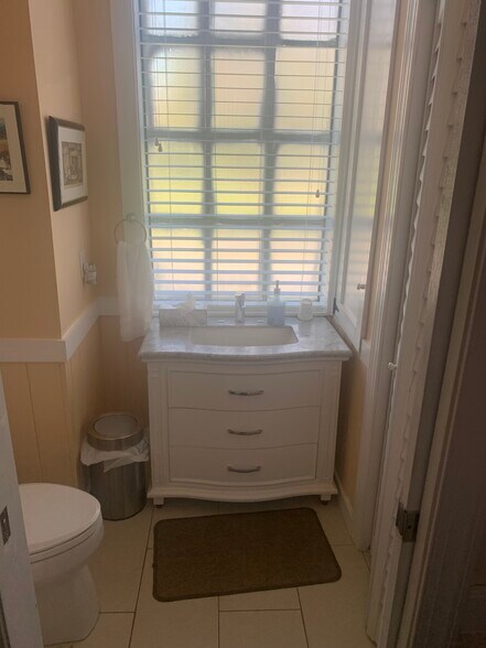 Building Photo - 245 Lincoln St