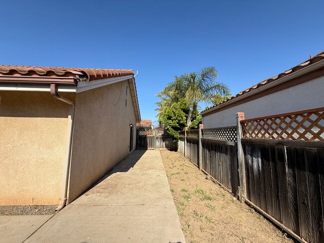 Building Photo - Single Story Home Located in The Gated Community of Hidden Pines