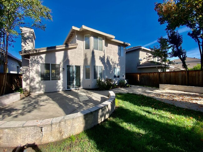Building Photo - NEWLY RENOVATED, VERY CLEAN 5 BED, 3 BATH,...