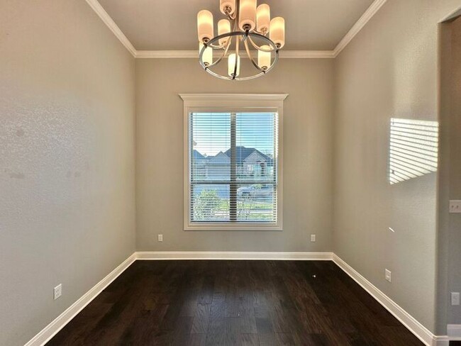 Building Photo - Tour Today! Stunning 3 Bed 2 Bath in South...