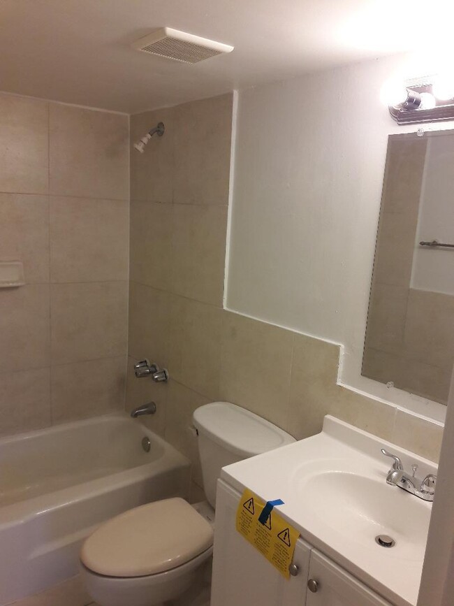 Master Bath with tub. - 1800 Sans Souci Blvd