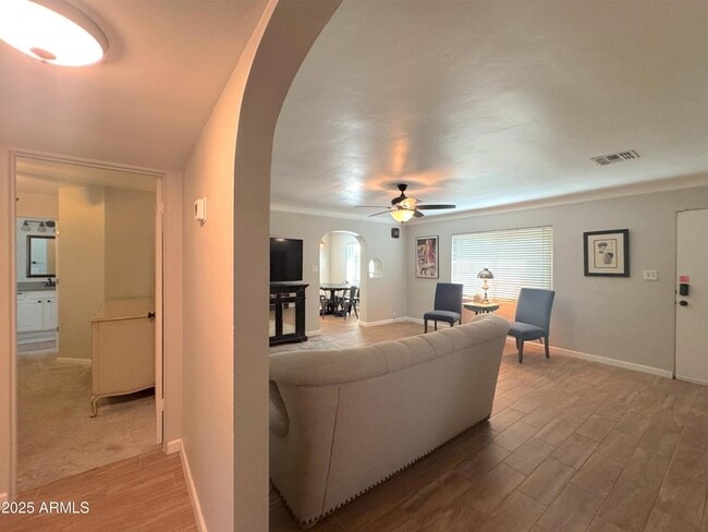 Building Photo - 6 N Fraser Dr E