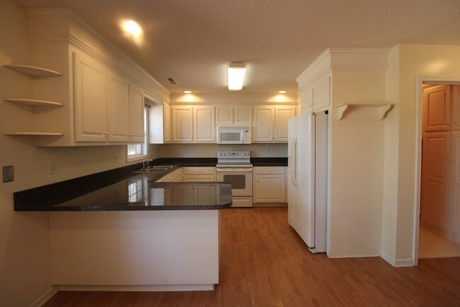Building Photo - 305 Trillium Ln