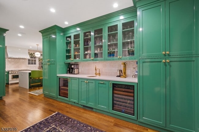 Building Photo - 655 Lake St