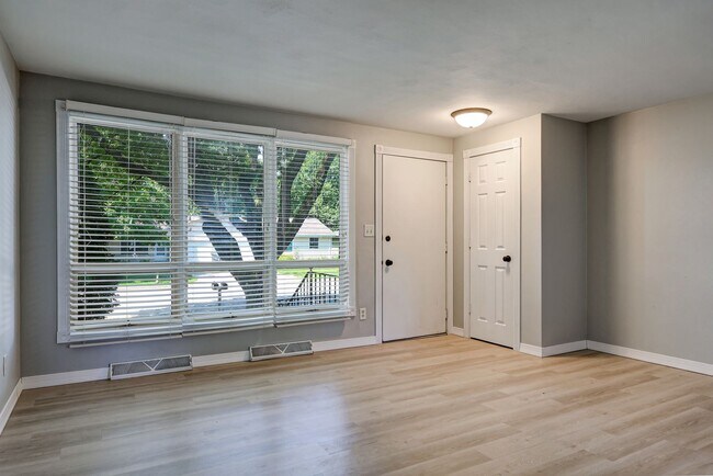 Building Photo - 1216 Meadow Ln