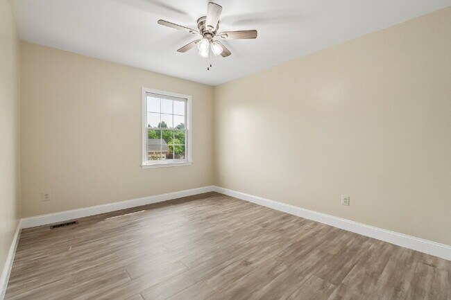 Building Photo - Beautifully updated and spacious 5-bedroom, 3.5-bath home for rent in the heart of Woodbridge