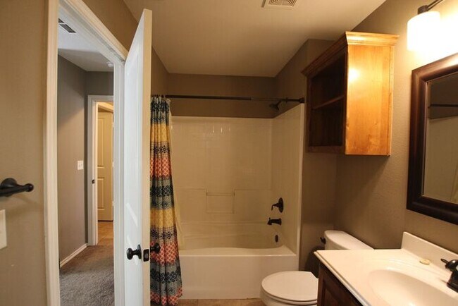 Building Photo - Tour Today! 3 Bedroom 2 Bath in Lindale ISD!