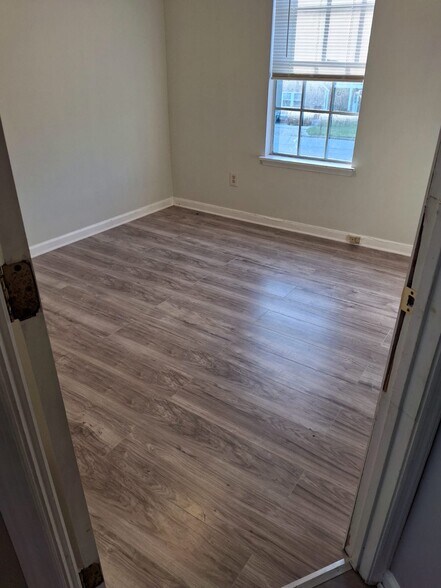 Building Photo - 518 Thomas Downs Way