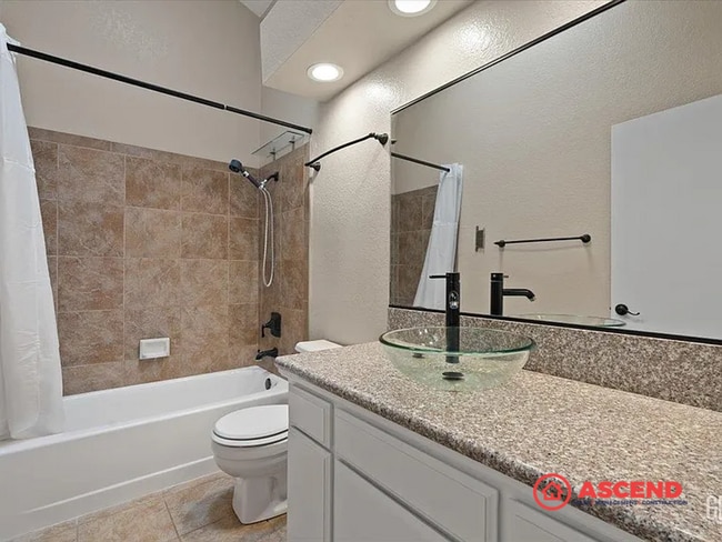 Building Photo - Beautiful 2 Bedroom, 2 Bathroom Home with ...
