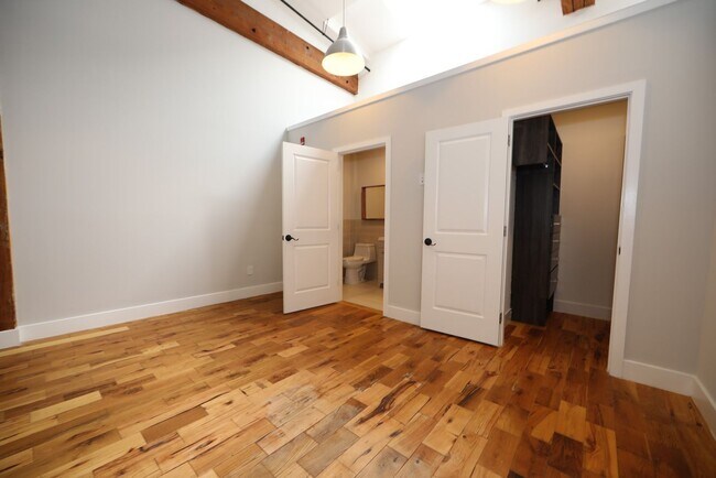 Interior Photo - 1822 E Glenwood Ave