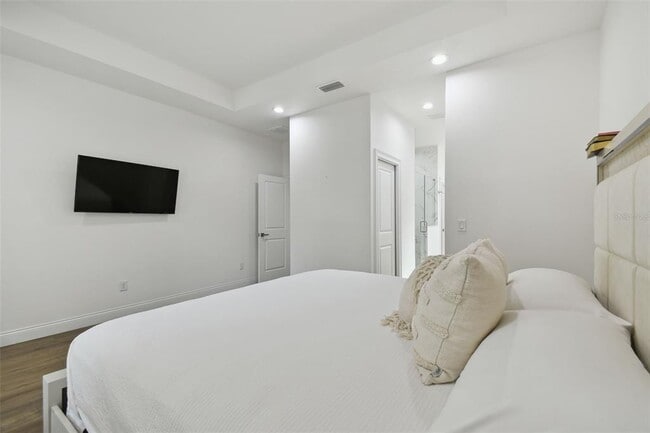 Building Photo - 524 S Grosse Ave