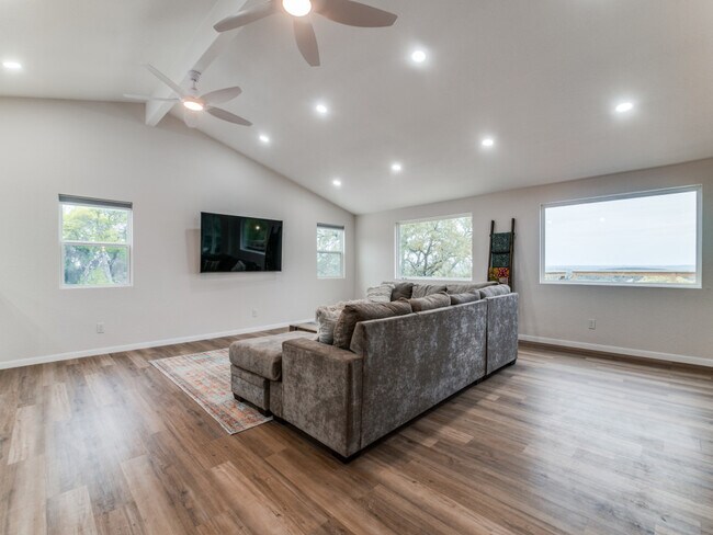 Building Photo - 268 White Oak Dr