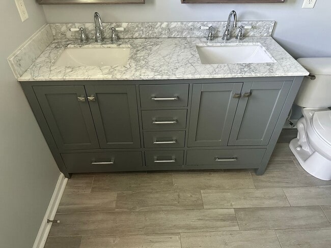 Building Photo - Amazing Three Bedroom Townhome in Southend!